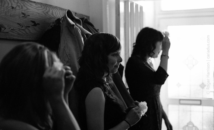 Bridesmaids getting ready Contaxt G1, 45mm, XP2