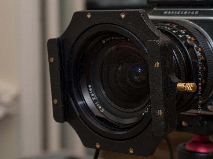 Filter holder attached to the 86mm adapter